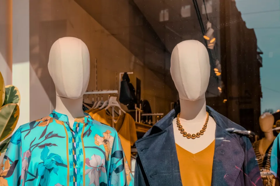 Chủ shop và nhân viên tại tiệm