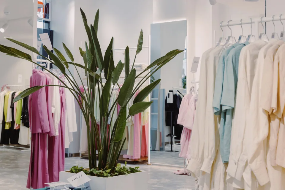 Chủ shop và nhân viên tại tiệm